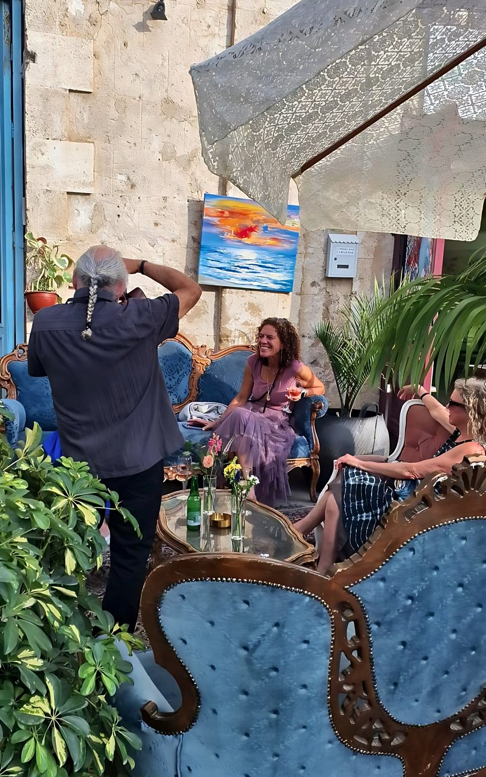 החצר של שרביה בשוק היווני ביפו – פינת ישיבה תחת הסמטאות